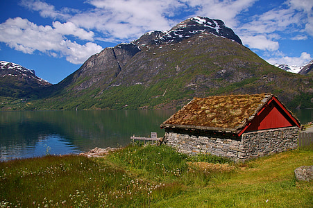 landscape photography of mountain at daytime thumbnail