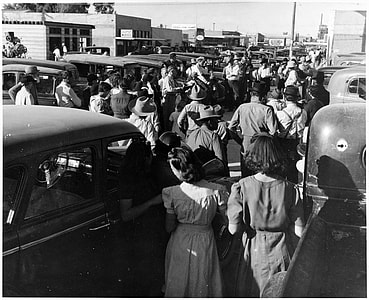 Crowds of people during cotton harvest in Coolidge, Arizona in 1924 thumbnail
