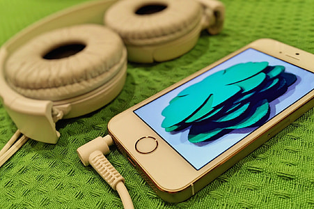 gold iPhone 5s displaying green club thumbnail