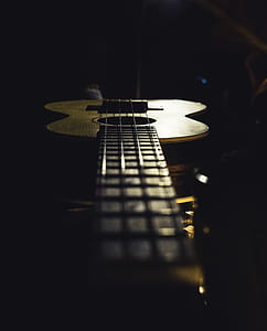 shallow focus photography of brown acoustic guitar thumbnail