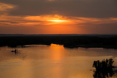 Bright Sunset over Mississippi Waters thumbnail