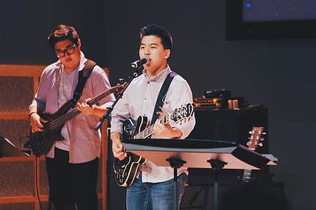two men playing guitars thumbnail