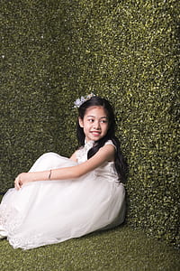 girl leaning on wall thumbnail