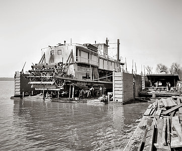 Floating drydock in Vicksburg, Mississippi around 1905 thumbnail