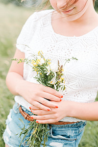 woman holding daisies thumbnail