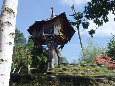brown tree house thumbnail