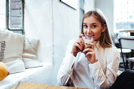 Pretty blonde woman sitting in the cafe thumbnail