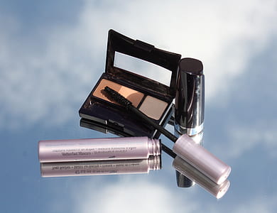 eyeshadow palette and eyeliner thumbnail