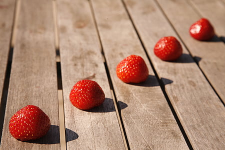 shallow focus photography of strawberries thumbnail