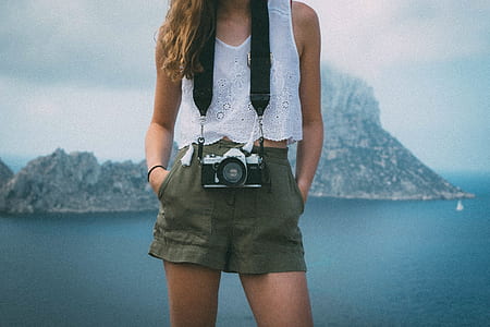 woman with mirrorless camera thumbnail