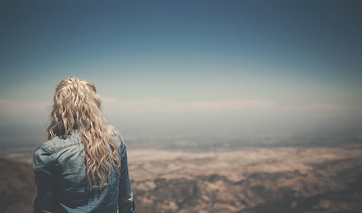 woman looking at horizon thumbnail