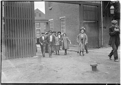 Child laborers at Great Falls Manufacturing in Somersworth, New Hampshire in 1909 thumbnail