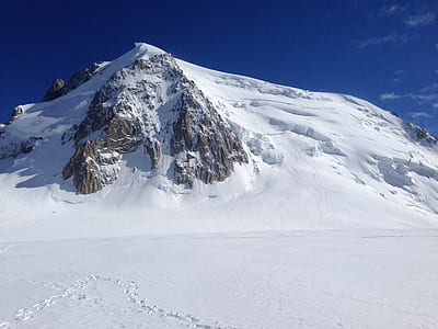 mountain covered of snow thumbnail