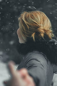 woman wearing gray parka outdoors during winter season thumbnail