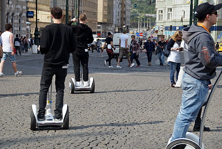 person playing electric chariots thumbnail