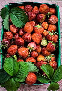 box of strawberries thumbnail