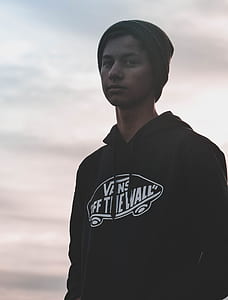 man wearing black hoodie and beine thumbnail