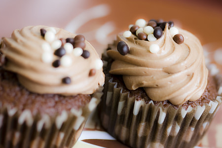 selective focus photography of brown cupcakes thumbnail
