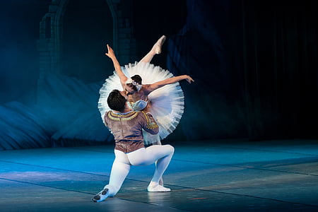 couple dancing on stage thumbnail