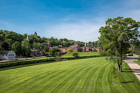Green Lawn in Galena thumbnail