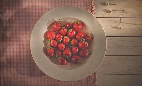 plate of strawberries thumbnail