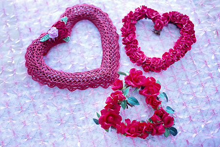 three red roses heart wreaths thumbnail