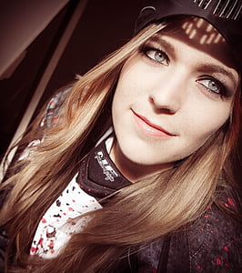 woman taking selfie photo thumbnail