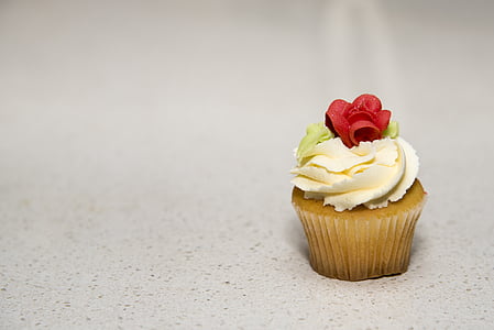 cupcake with rose icing graphic wallpaper thumbnail