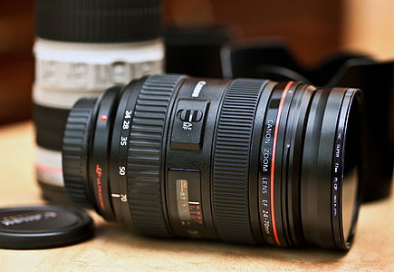 selective focus photo of black Canon camera lens thumbnail
