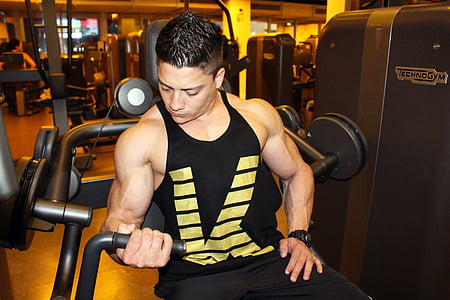 man in black tank top doing set thumbnail