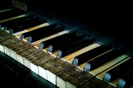 white piano photography thumbnail