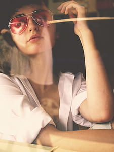 woman wearing aviator sunglasses thumbnail