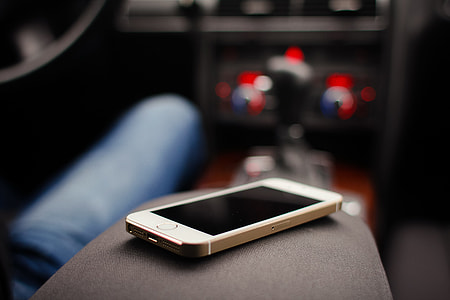iPhone 5S Gold in Car thumbnail