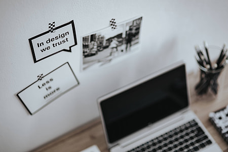 Inspirational cards with quotes, a black-and-white photo and a silver laptop thumbnail