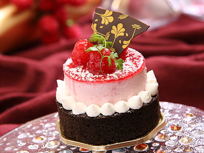2-tier raspberry icing cake thumbnail