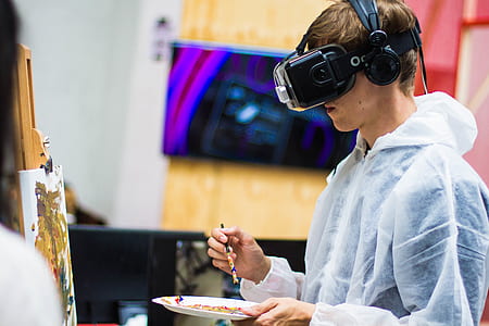 man painting while wearing VR goggles thumbnail