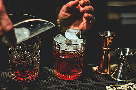 person mixing drinks thumbnail