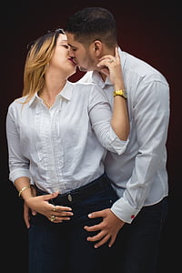 man and woman kissing thumbnail