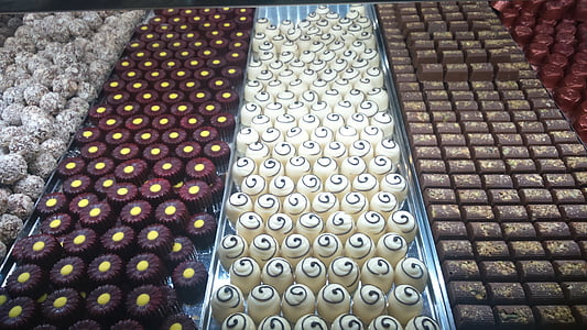 assorted-flavor cupcake lot thumbnail