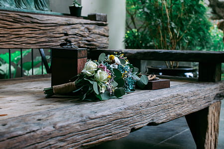 bouquet of white roses on wooden bench thumbnail