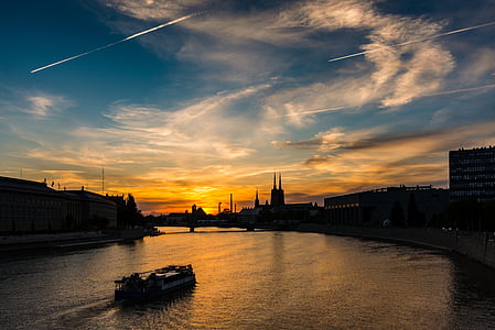 cityscapes and boat scenery thumbnail