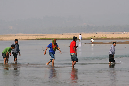 people on body of water thumbnail