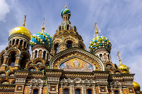 Church of the savior on blood during daytime thumbnail