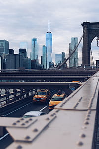 cars driving on Brooklyn Bridge thumbnail