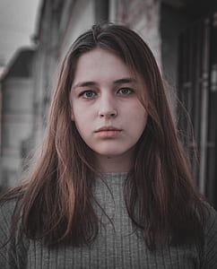 woman wearing gray crew-neck top thumbnail