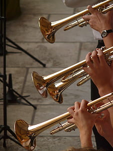 people playinig trumpets thumbnail