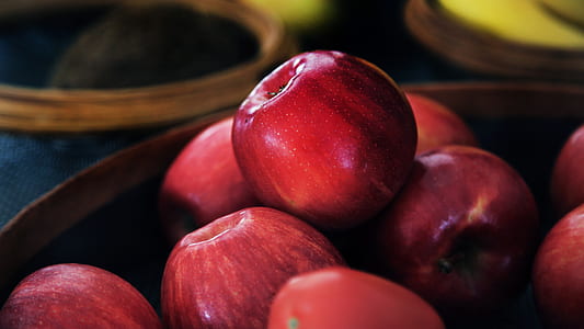 closeup photo of honeycrisp apples thumbnail