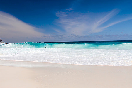 sea wave on blue sea under white and blue sky at daytime thumbnail