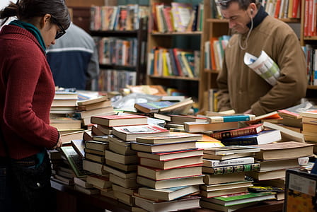 people staring at books thumbnail