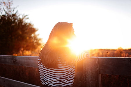 woman looking at horizon thumbnail